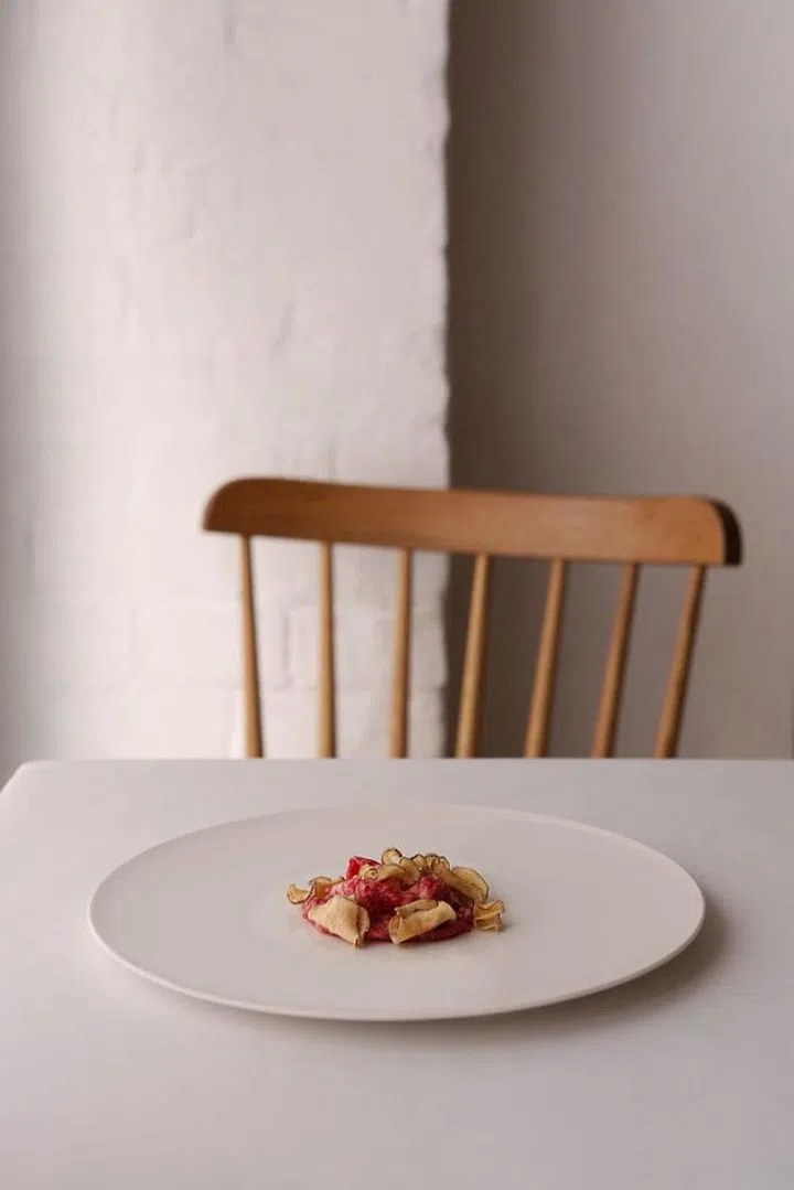 Hallmann & Klee’s Wagyu tartare with crispy Jerusalem artichoke chips. (Photo: Zoe Spawton)