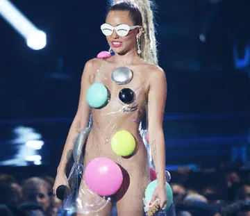 The 8 craziest outfits at the VMAs 2015 will leave you speechless! Thumbnail