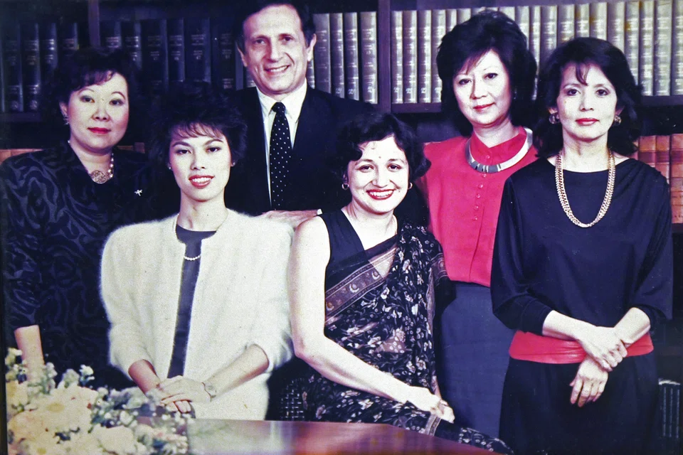 【Recopy pix taken by DESMOND WEE】 Old photo courtesy from Justice Judith Prakash. A photograph taken at Drew and Napier in the late 1980s showing the senior partner Mr Joseph Grimberg with the women partners of the firm. From left: Ms Tan Bee Lian, Ms Chua Bee Lan, Justice Judith Prakash, Dr Thio Su Mien, and Mrs Murgiana Haq. Story of her retiring soon. Justice Judith Prakash was appointed Justice of the Court of Appeal on 1 August 2016 (since re-designated Justice of the Court of Appeal), the first woman to be appointed a permanent judge of the Singapore Court of Appeal. On 7 March 2017, she was appointed Judge of the Dubai International Financial Centre Courts where she served on a part-time basis for three years to hearing appeal cases.