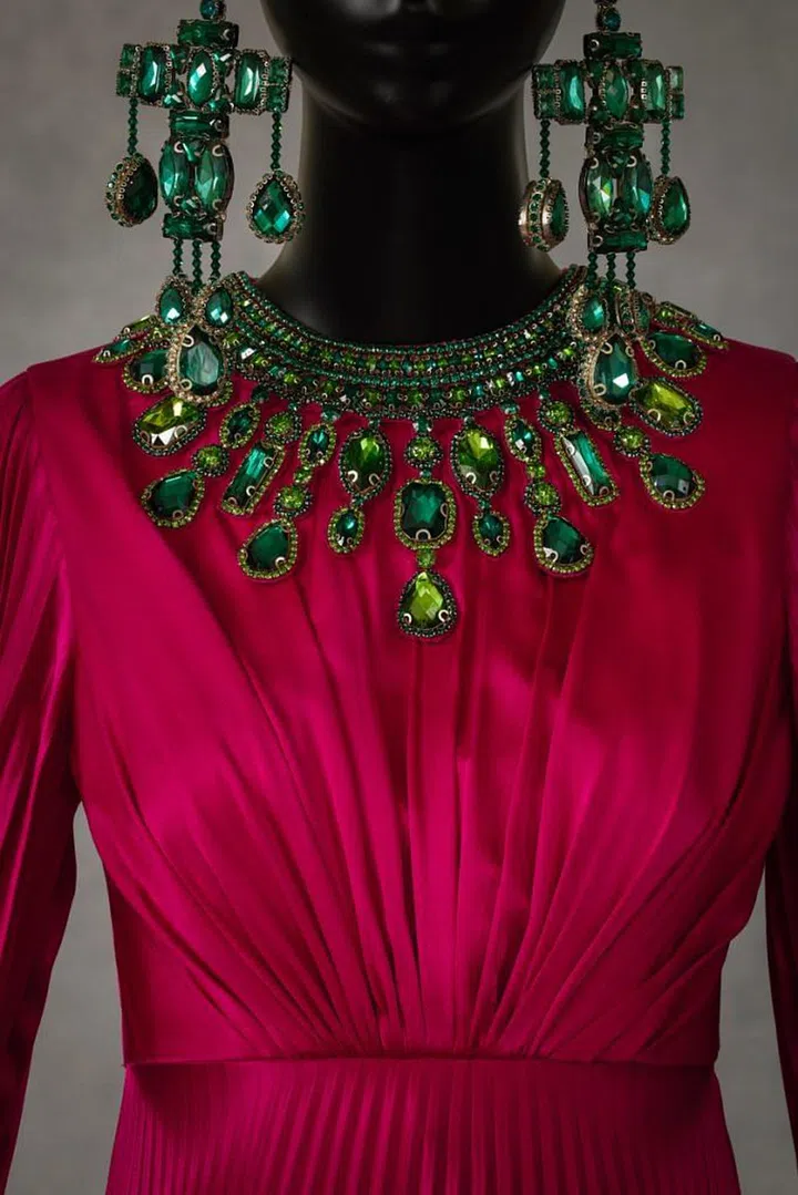 Intricate jewellery that matches the details on the dress’ neckline. Photo: Courtesy of Asian Civilisations Museum, photographed by Lenne Chai