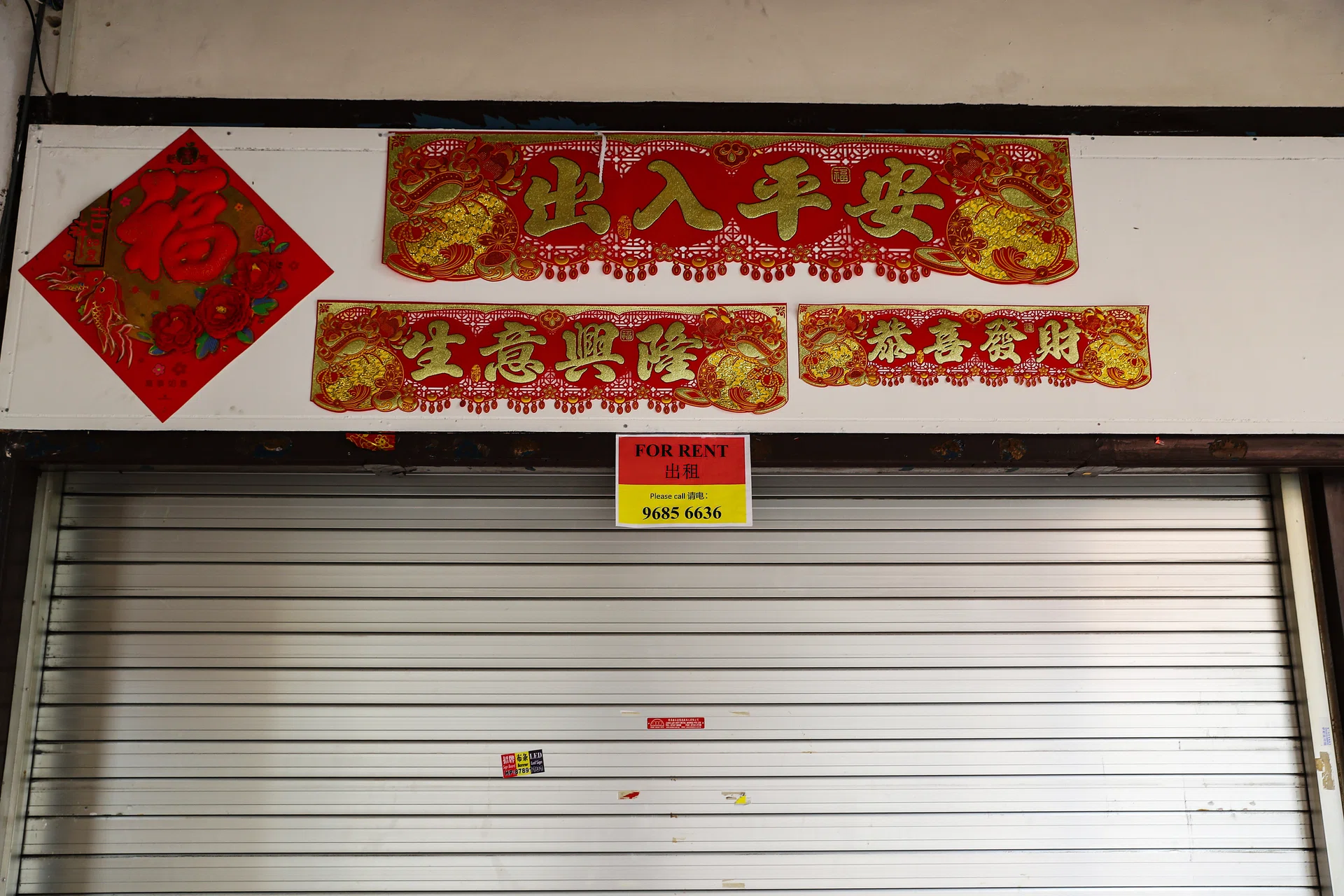 SINGAPORE - 2021/10/05: Shutters pulled down at a shop space in Chinatown, Singapore. Most retail space have been vacated as the impact of the COVID-19 pandemic hits hard on businesses in the Chinatown area. 
Singapore reported 3,486 new COVID-19 cases on Tuesday October 5,2021 and it is the first time that Singapore has reported over 3,000 new daily cases. (Photo by Lionel Ng/SOPA Images/LightRocket via Getty Images)