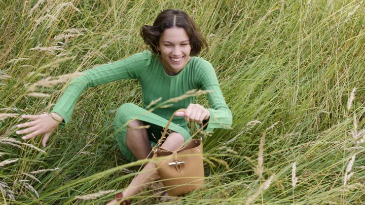 longchamp le roseau xs bucket bag in classic walnut hue 