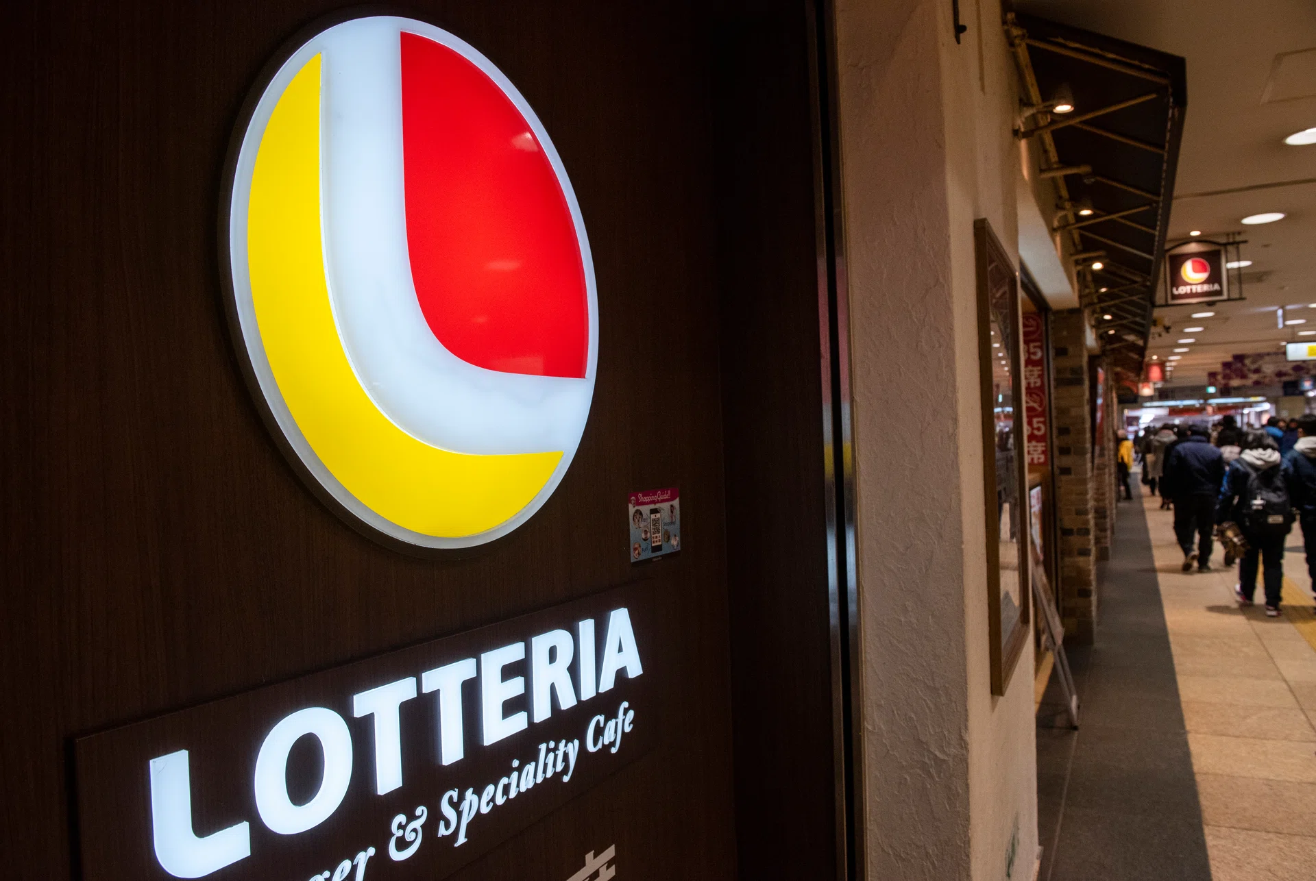 TOKYO, JAPAN - 2019/12/24: Japanese fast-food restaurant chain and logo Lotteria seen in Tokyo, Japan. (Photo by Budrul Chukrut/SOPA Images/LightRocket via Getty Images)