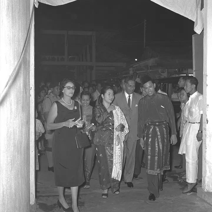 The newly installed Yang di-Petuan Negara, Inche Yusof Ishak and his wife Che Nooraisha attend the first Aneka Ragam Surat-Surat Khabar at the Happy World Stadium. (Yusof Ishak, Puan Nooraisha, Othman Wok)