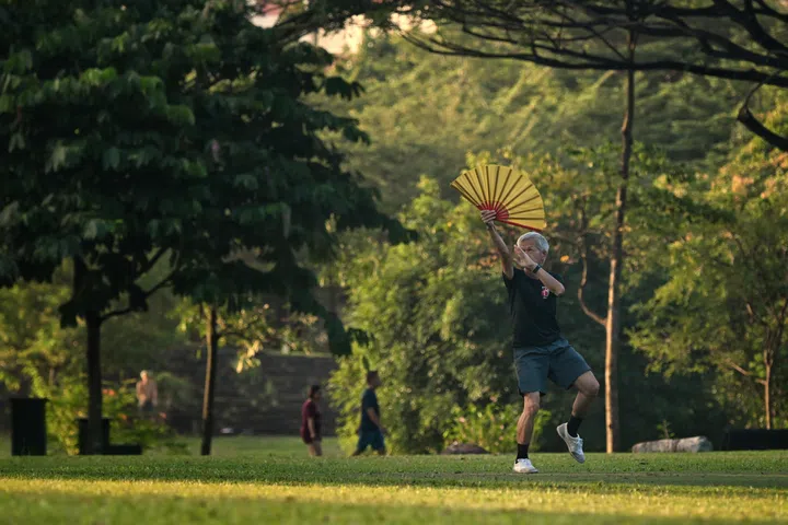 ST20240214_202491177966 Kua Chee Siong/ pixbud2024/ Generic pix of the elderly during their morning exercise at the Bishan-Ang Mo Kio Park on Feb 14, 2024. Generic photos for Budget 2024.