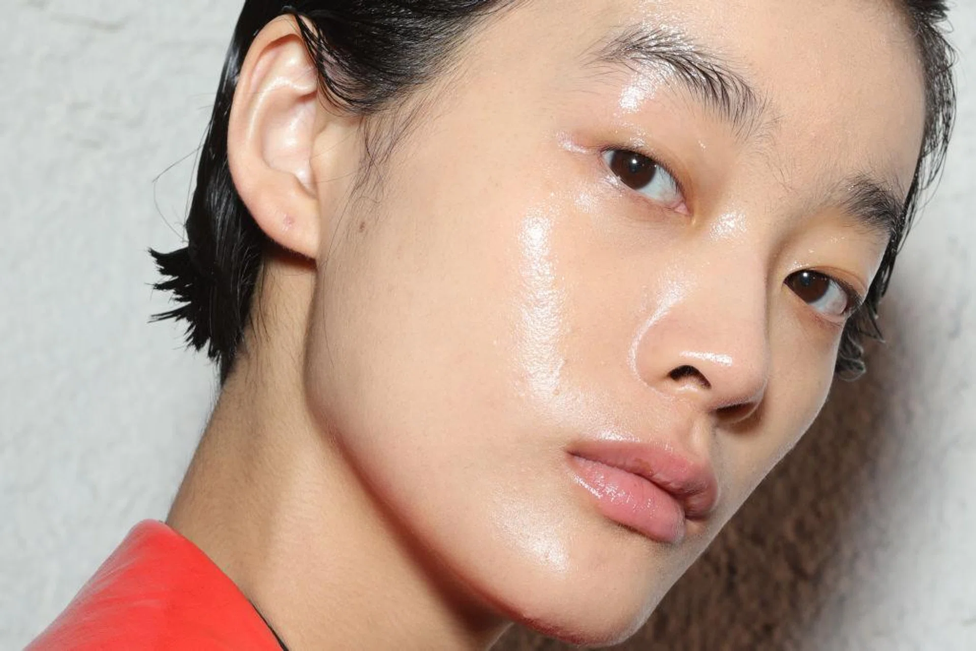 Model with smooth and clear glass skin