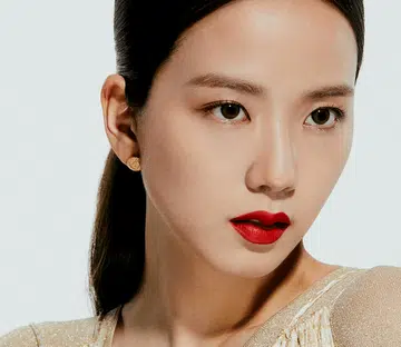 Jisoo's velvety matte puckers are created using Rouge Dior 999 Velvet.
