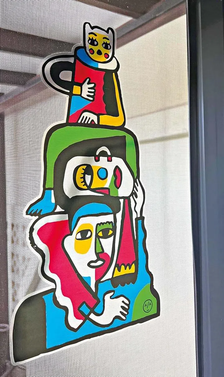An interesting decal representing the couple and their cat can be found on the glass door leading to the rear terrace.