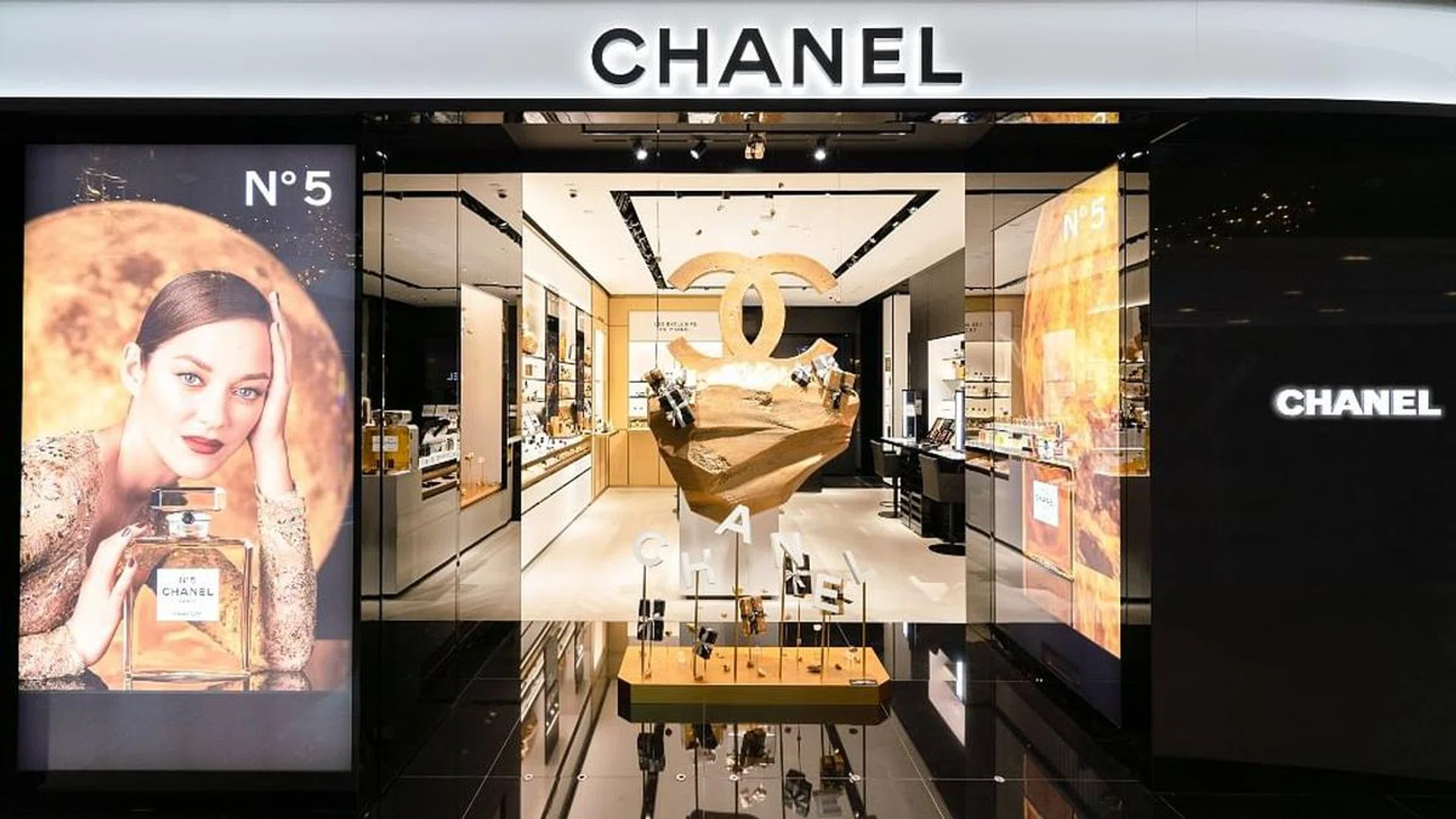 chanel-hybrid-flagship