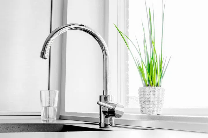 Metal faucet in a kitchen