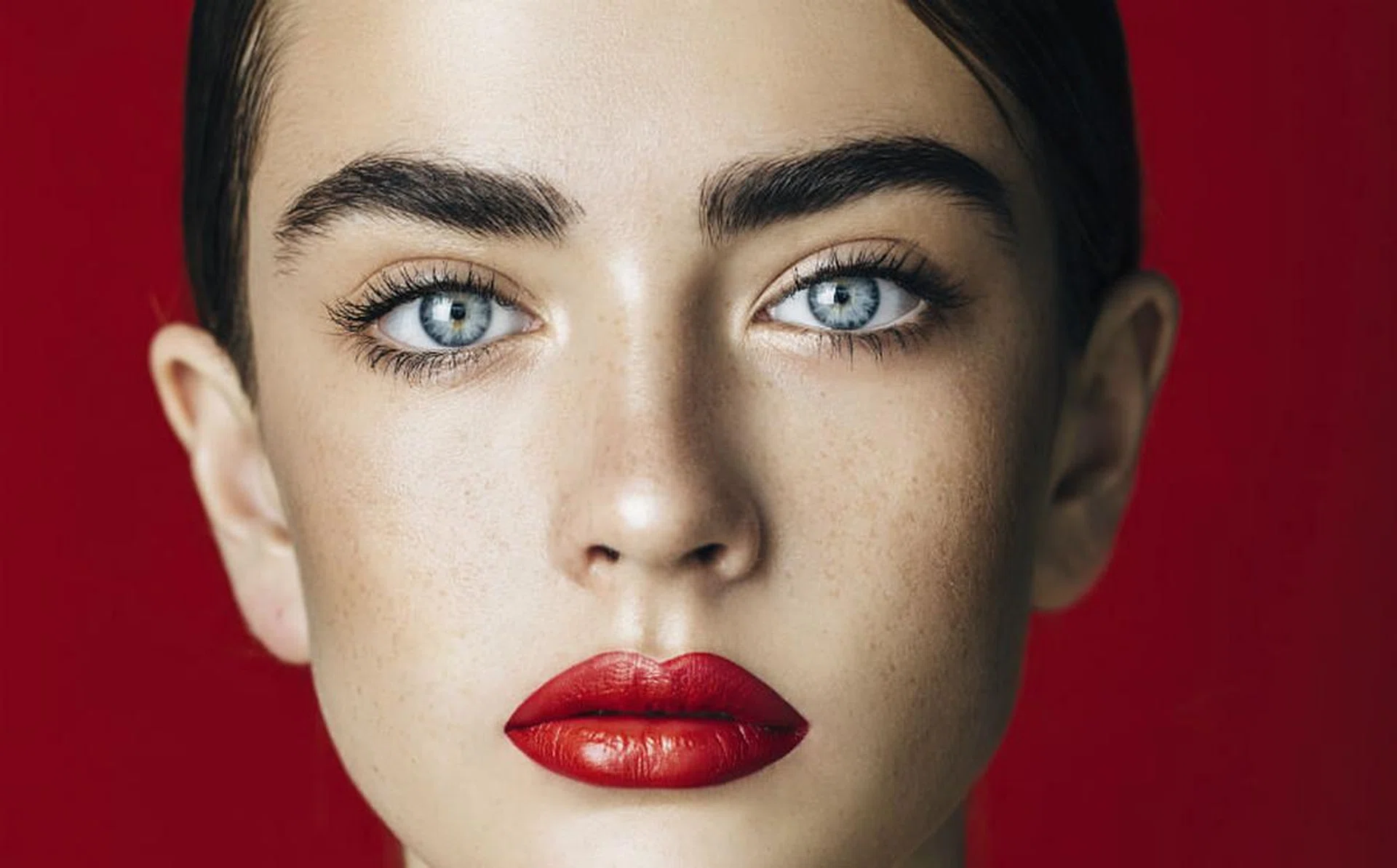 beautiful-woman-with-red-lips-000086139741_xxxlarge900