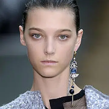 single statement earring trend 200.jpg