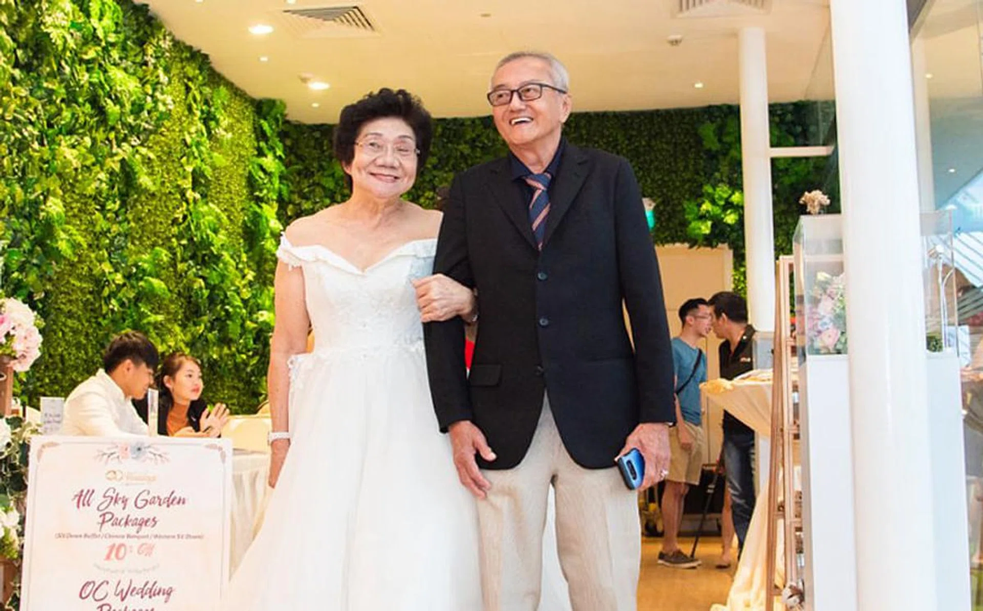elderly_couple_vow_renewal_singapore