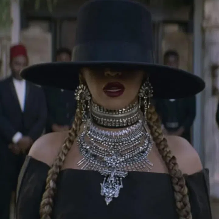 From Taylor Swift to Beyonce All the major stars are now sporting luxury jewellery in their music videos Her World Singapore Her World Singapore