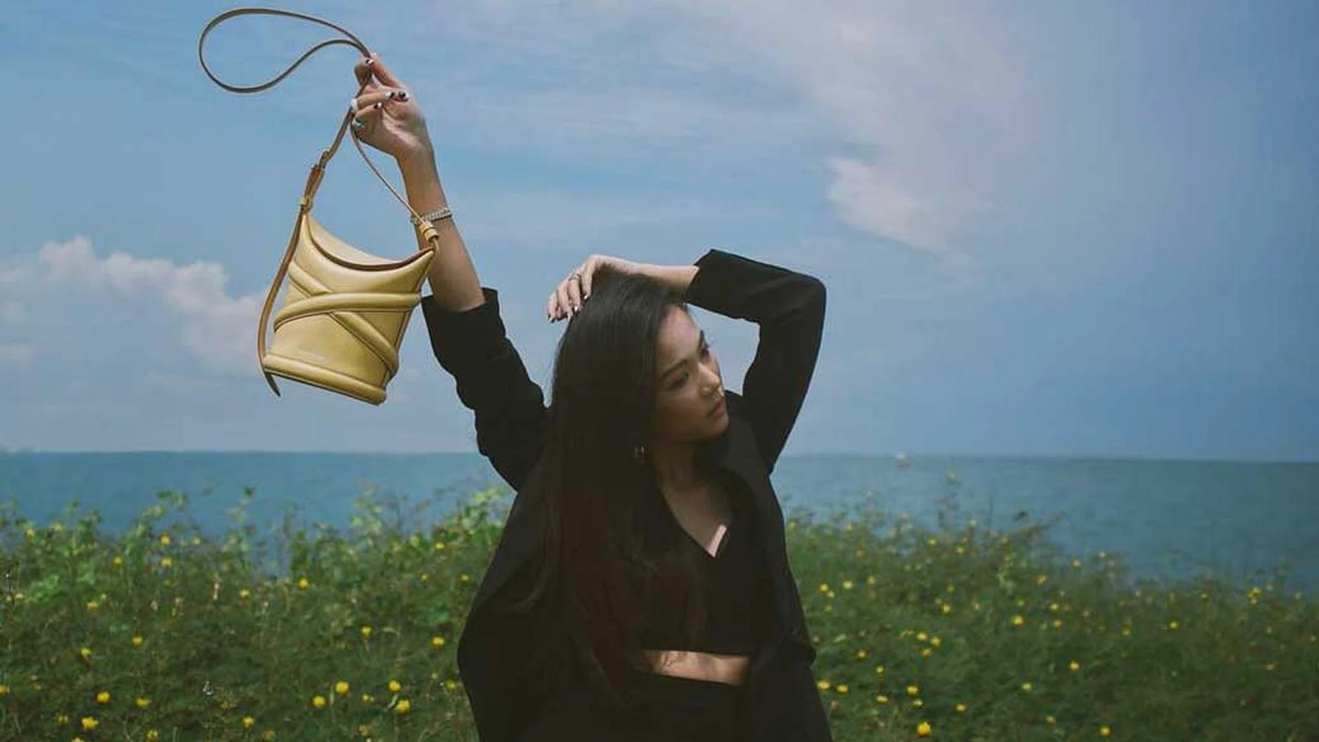 Yoyo Cao carrying The Curve bag.