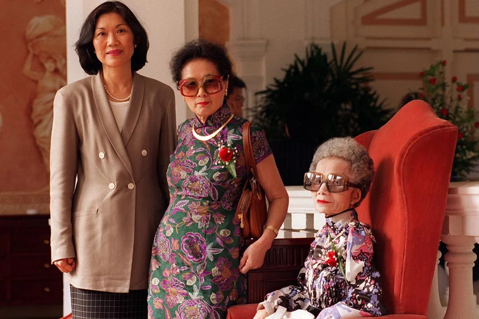 Mrs Alice Scott-Ross (seated). with her sister Ms Agnes Tan and Professor Chan Heng Chee, director of Iseas.