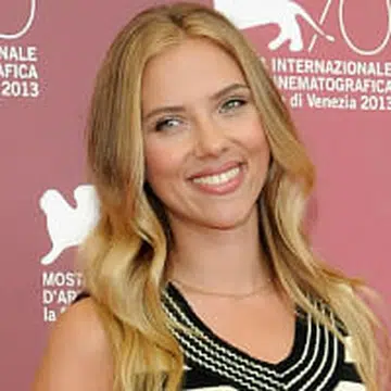 Scarlett Johansson engaged 200.jpg