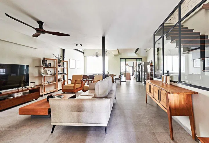 The couple appreciates the aesthetics of Australian homes as they find them pleasing and homely. While they were not deliberately going for that look per se, their home does share the same spatial flow typical of Australian homes.