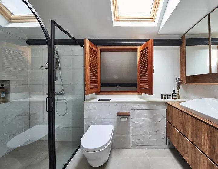 Nicknamed the “Juliet” window after Shakespeare’s Romeo and Juliet, the solid teak louvered window inthe master bathroom overlooks the living and dining areas below.