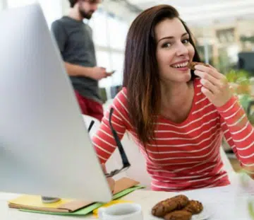 woman-eating-at-desk