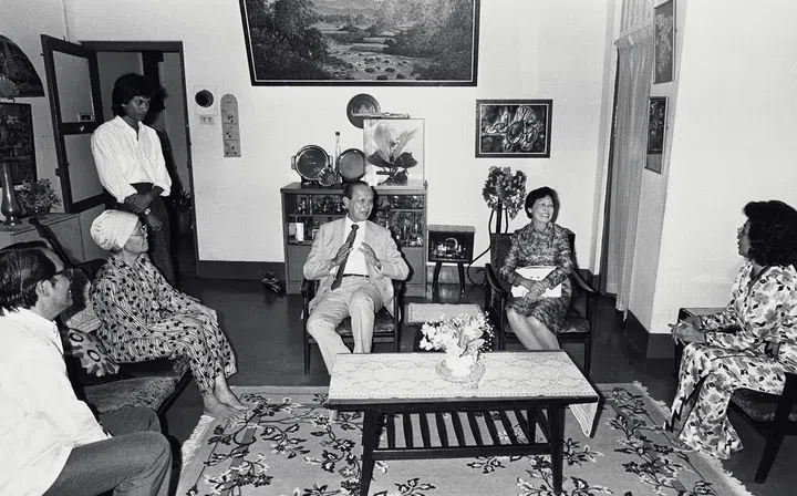 President Wee Kim Wee (centre) and Mrs Wee (2R) visit the family of the late Mr Zubir Said, composer of Singapore's national anthem. Mr Zubir, 80, died in his sleep due to liver failure.