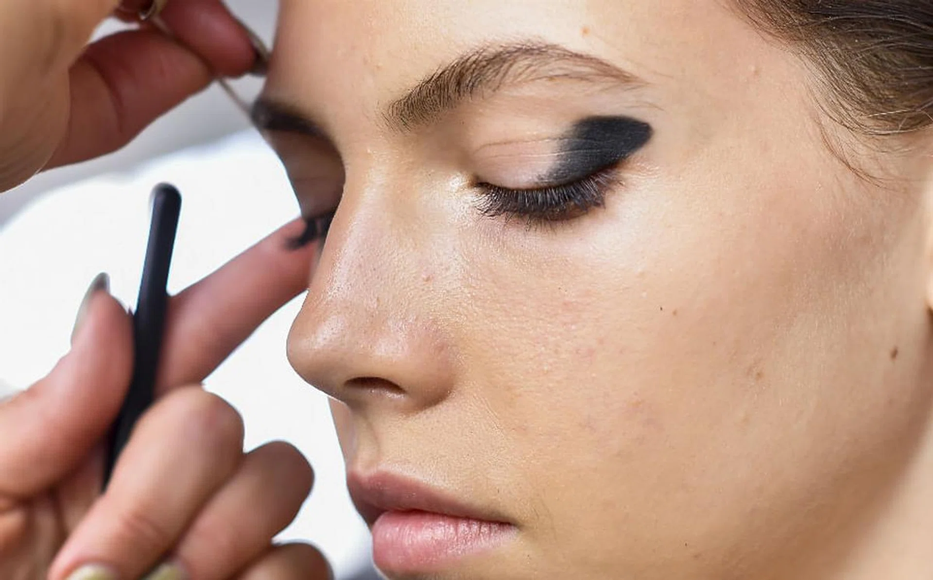 how_to_do_the_thumbprint_eyeliner_look_the_hottest_spring_2018_trend