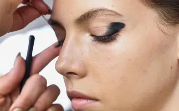 how_to_do_the_thumbprint_eyeliner_look_the_hottest_spring_2018_trend