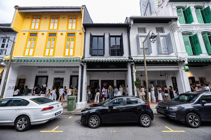 ST20250524_202579000826/clreservations/Brian Teo/Cherie Lok/Diners queueing outside Scarpetta restaurant on May 24, 2025. As of 6pm, there were about 80 customers in the queue. ST PHOTO: BRIAN TEO 