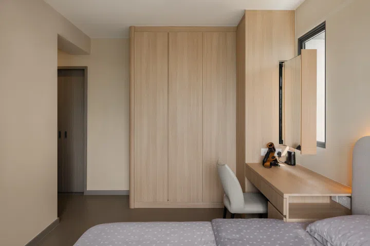 A lighter oak palette and generous natural light give the master bedroom a calm, hotel-inspired feel.