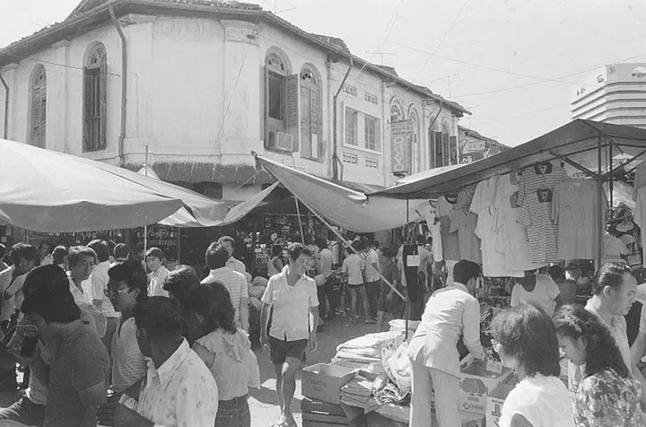 Street scene of Sungei Road Flea Market in the early 1980s. Courtesy of Mr Quek Tiong Swee.