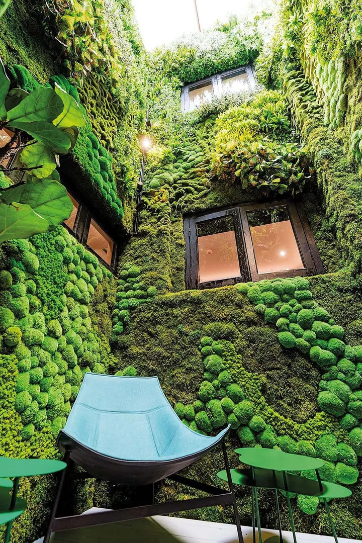 The moss layer acts as a natural soundproofing material, rendering the space ideal for meetings and decompressing.