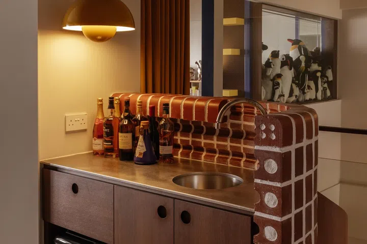 A Flowerpot pendant lamp lights the home bar.