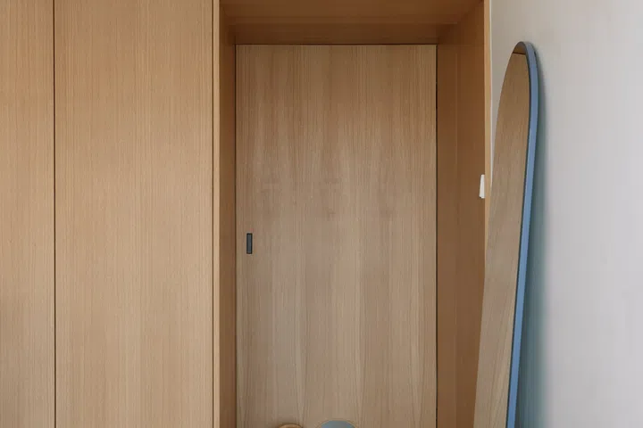 Cut into the bedroom door, a discreet arched cat door allows Yquem and Lafite to roam freely while blending seamlessly into the bespoke joinery.