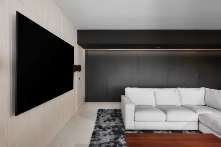 The magnetic wall behind a part of the sofa. Image by Third Avenue Studios.
