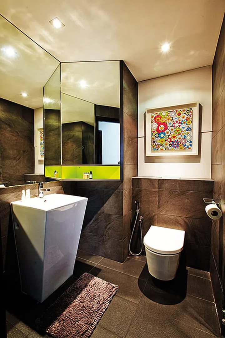 Homeowner, Yvonne, didn’t want a typical wall-mounted washbasin for the common bathroom, so the couple opted for an unusual pedestal option instead.