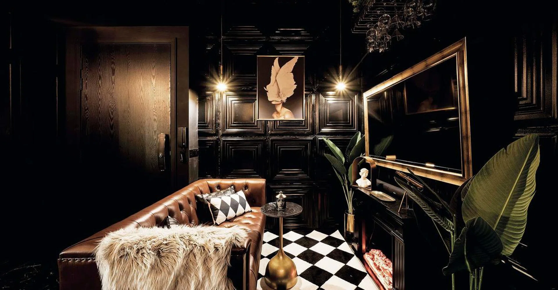 Carmen debunks the misconception that black makes a small apartment feel even smaller. She believes that using
black makes boundary disappear, which has the effect of visually enlarging a space instead.