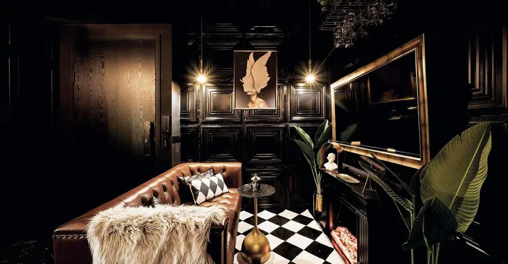 Carmen debunks the misconception that black makes a small apartment feel even smaller. She believes that using
black makes boundary disappear, which has the effect of visually enlarging a space instead.