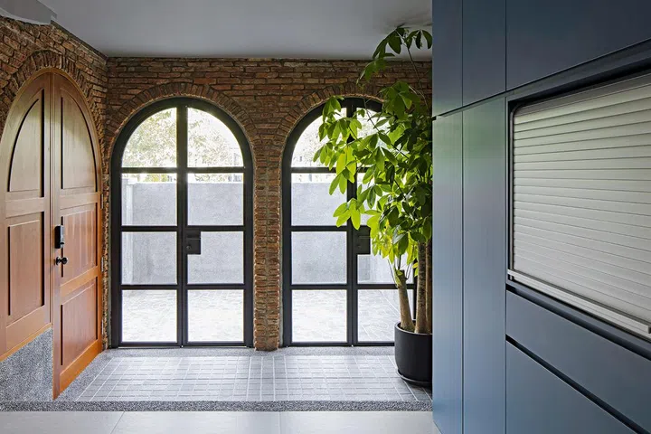 Dess’ designs make full use of natural resources, such as daylight and breezes, to keep the homes easy to maintain yet chic at the same time.
