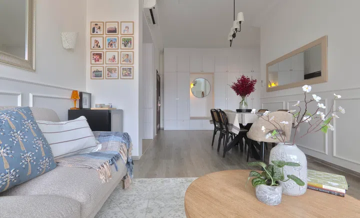 “I live alone, I don’t need a big space,” tells the dog owner. “One bedroom and one bathroom is the perfect size for Yuki and me. Everything is balanced,” says Amelia. 