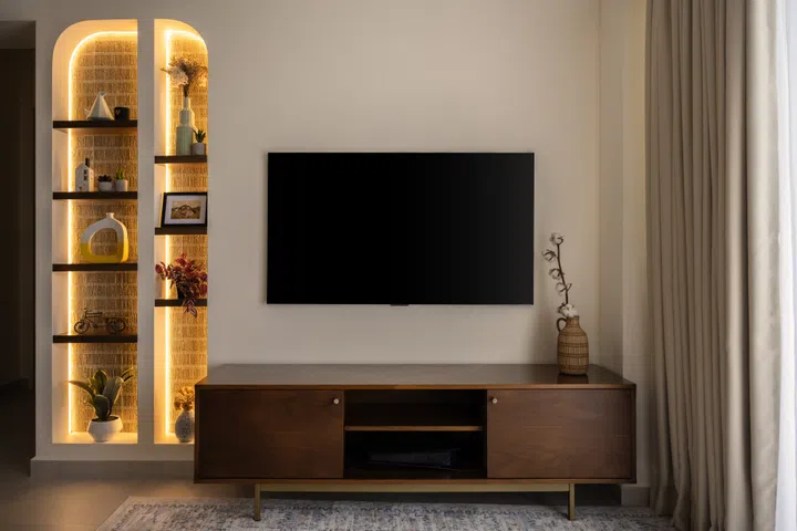 A cozy built-in niche and a relaxed layout make this living area effortlessly inviting. Image from Studio L’arc.