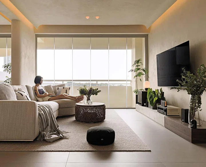 A Hamilton
Round Chaise
sectional sofa
from Castlery
fits the circular
theme.