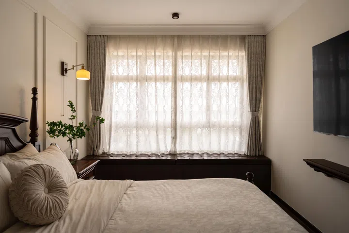 The big window allows lots of sunlight to enter the Master.