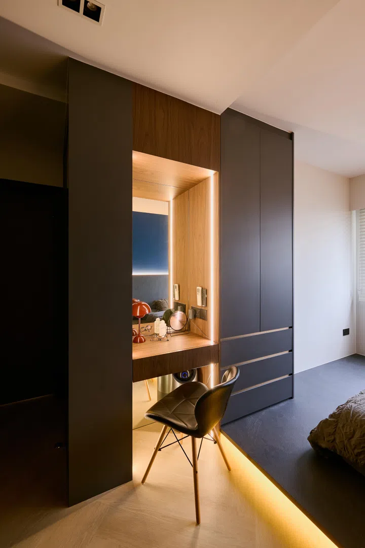 Master bedroom with a vanity dressing table in a 5-room HDB BTO in Woodlands.