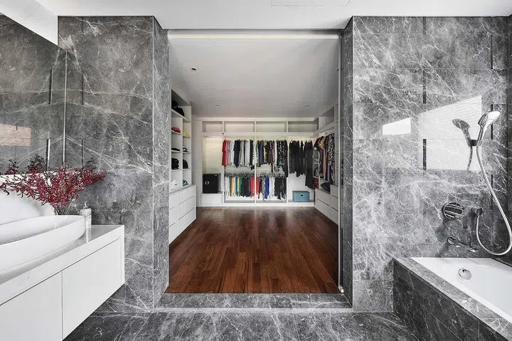 Bathroom with a sliding door in clear glass.