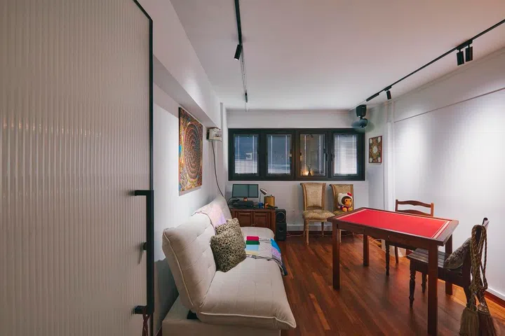Part guest room and part entertainment space, this flexible room hosts everything from overnight visitors and mahjong sessions to karaoke nights with friends.