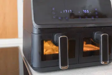 Hot dual air fryer for cooking without oil.