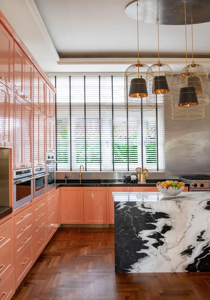 The cheery and uplifting pastel colour of the cabinets is balanced by masculine, jet black accents and square profiles.