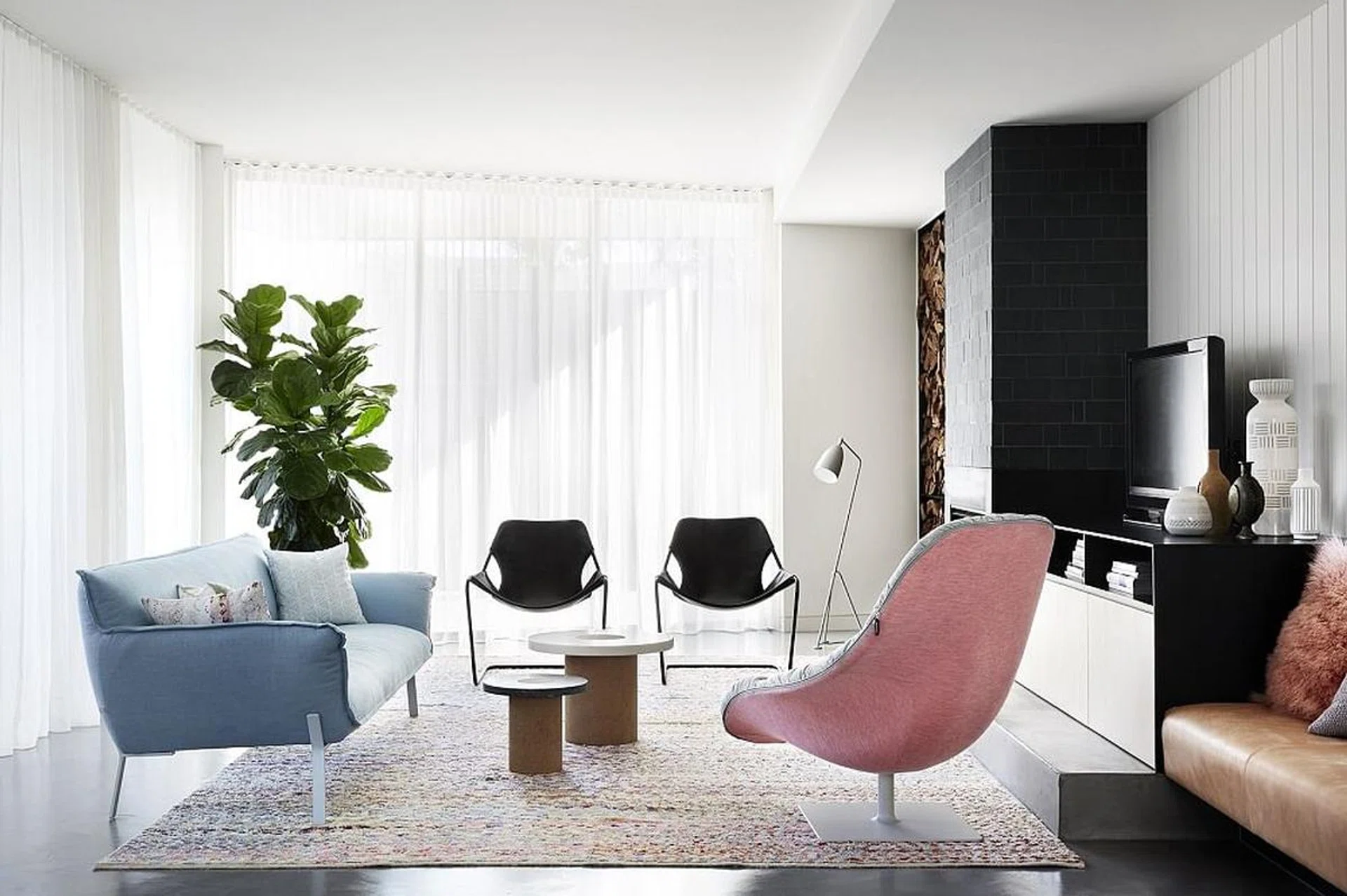 This gorgeous home in Melbourne is awash in many different hues, while still maintaining a livable and restful atmosphere. 