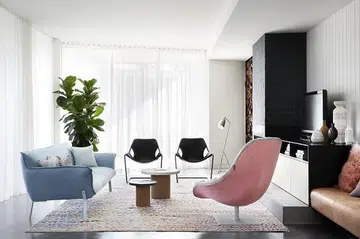 This gorgeous home in Melbourne is awash in many different hues, while still maintaining a livable and restful atmosphere. 