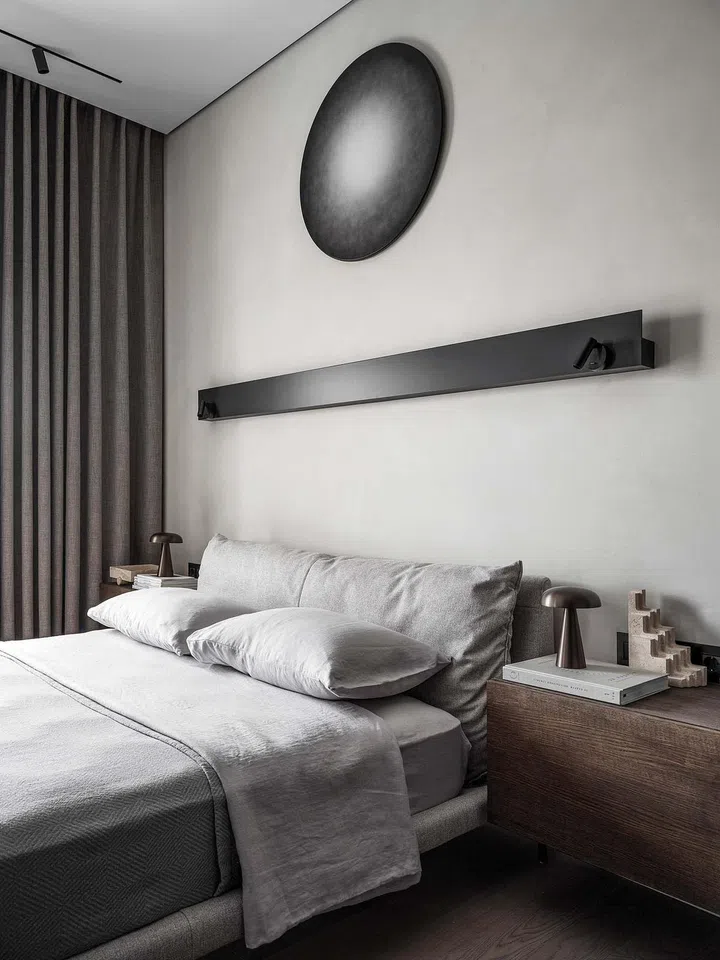 Another piece by artist Lev Efimov, a painting this time, strikes a contemplative presence above the bed.